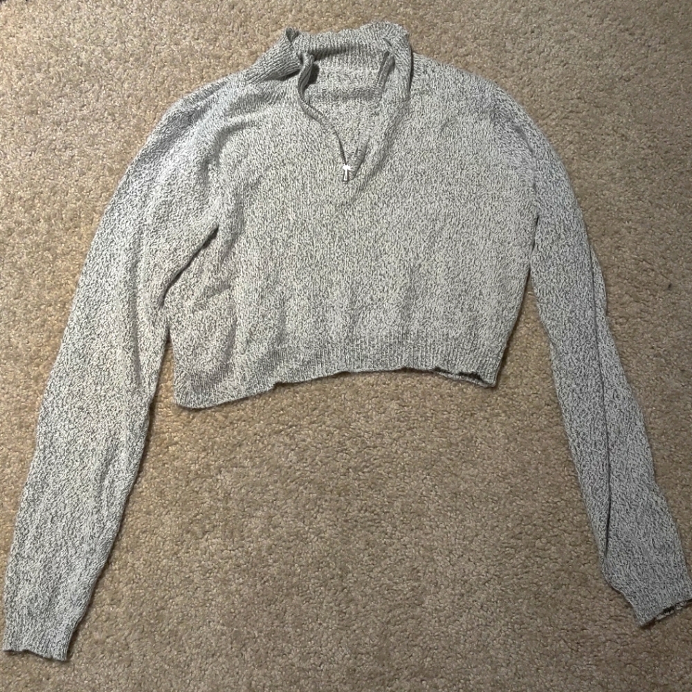 A cropped long sleeved. Super comfortable and soft material.